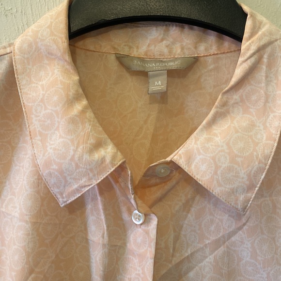 *SOLD*Banana Republic Light Pink Bicycle Pattern Button Down Top Size M - Picture 4 of 6